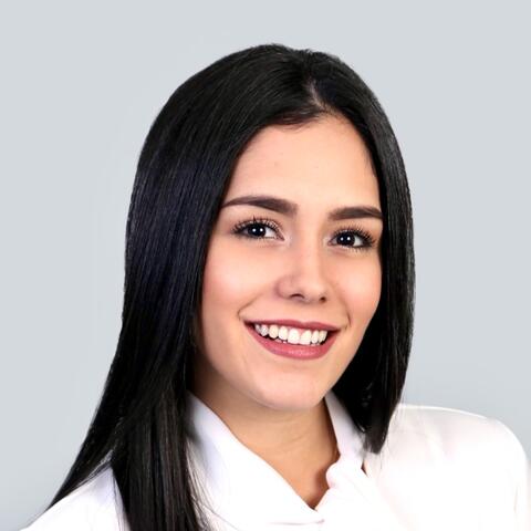 Headshot of Valeria Bustos
