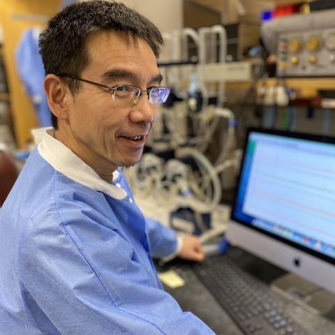 Dr. Weiqun Yu performing bladder muscle strip myography in lab