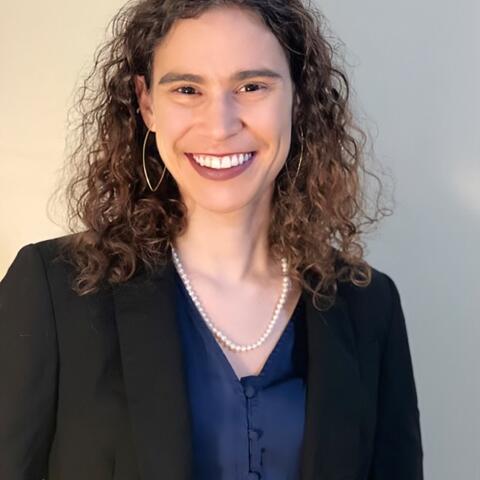 Genevieve Lyons Headshot