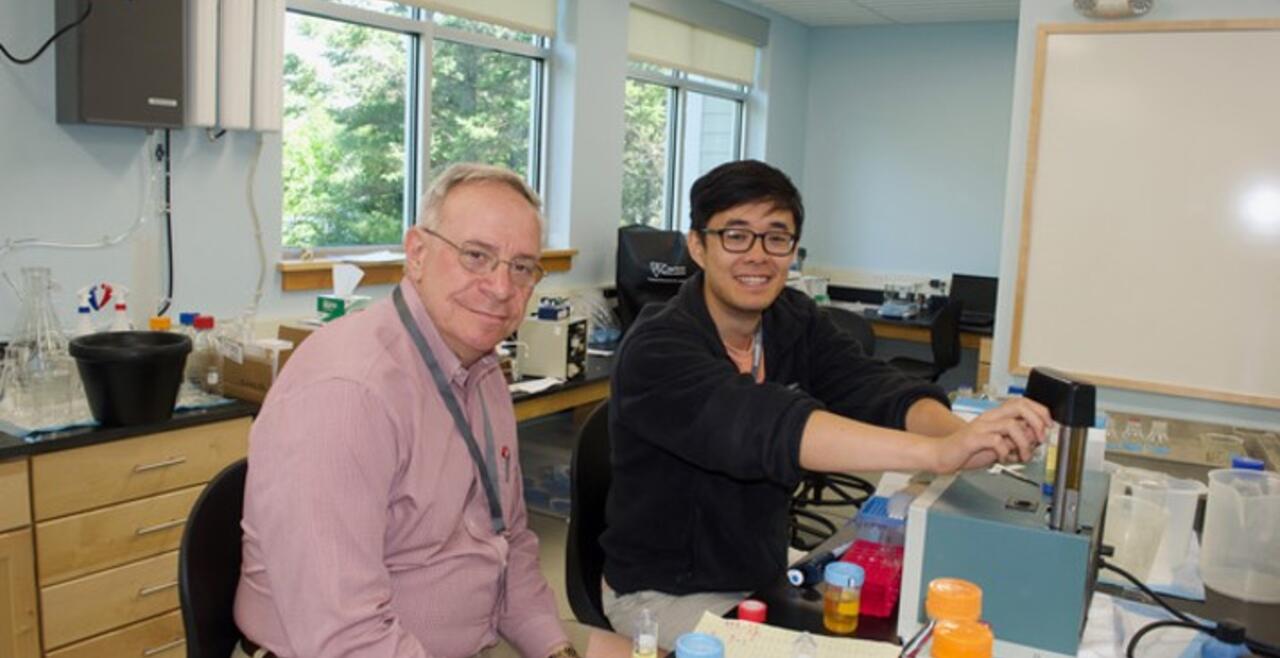 Mark Zeidel measuring urine osmolality with a medical student 
